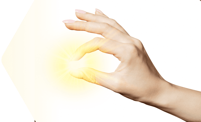 Obrázok zobrazuje sklenené srdce naplnené červenými kapsulami, ktoré symbolizujú omega-3 mastné kyseliny (DHA a EPA) a vitamíny D a E. Na obrázku sú umiestnené farebné ikony a popisky, ktoré ukazujú, ako tieto živiny podporujú zdravie srdca.